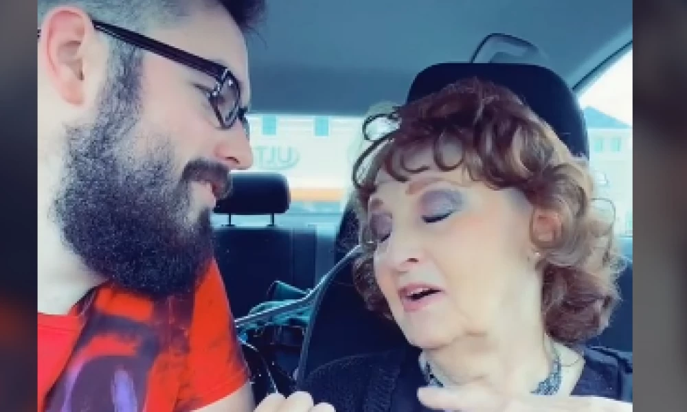 18χρονος γνώρισε 71χρονη στην κηδεία του γιου της και την παντρεύτηκε